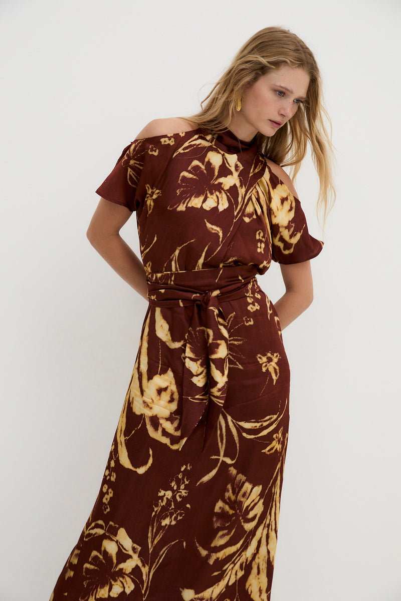 ROBE À ÉPAULEMENT POSITIONNÉ BRUN