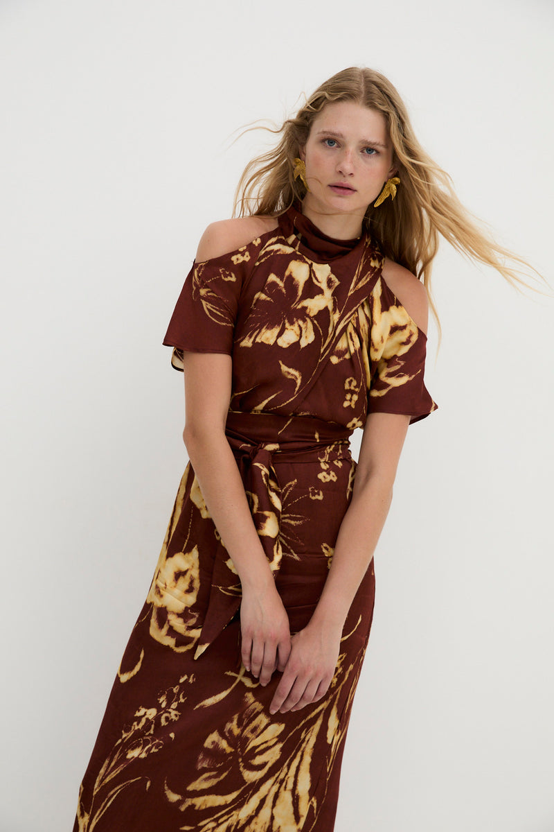 POSITIONAL SHOULDER BROWN DRESS